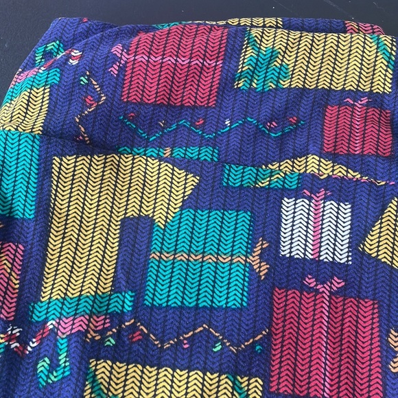 LuLaRoe one size leggings - vintage Christmas with packages and stockings - Picture 3 of 5